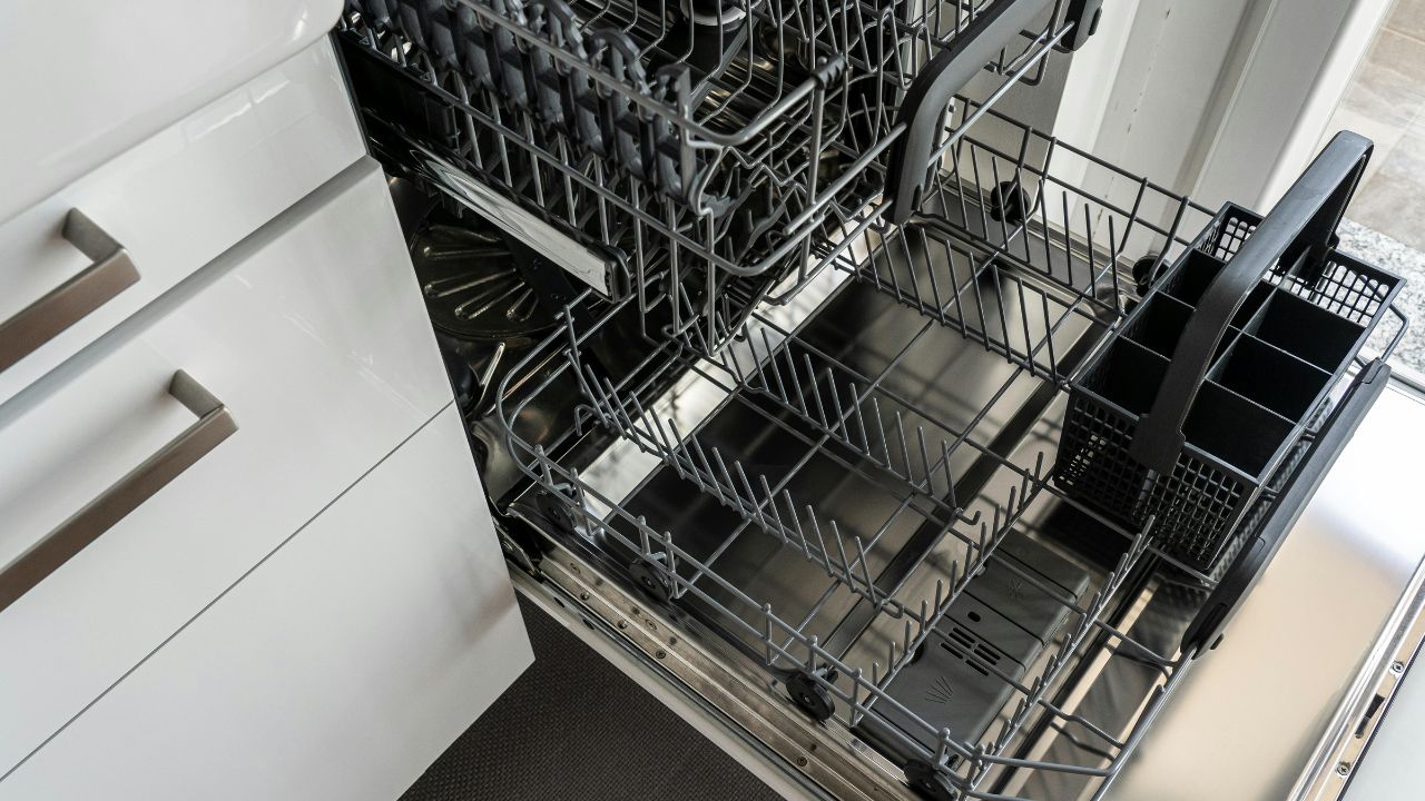 Lave-vaisselle qui se remplit et vidange aussitôt