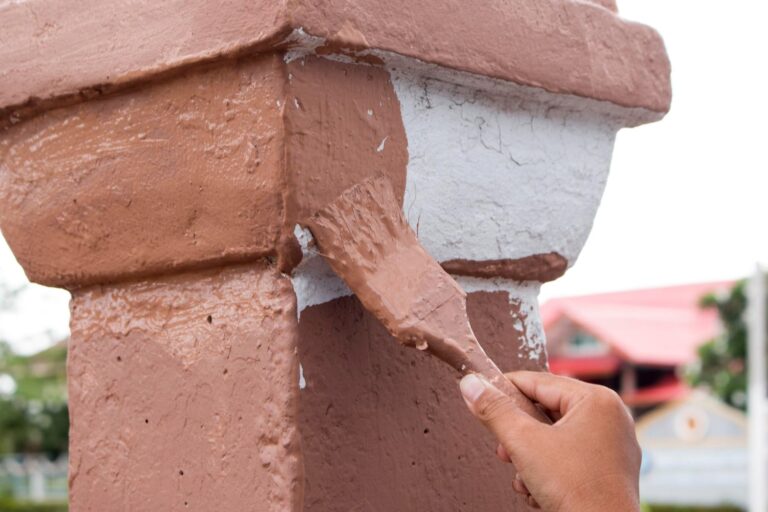 Peindre un poteau en béton extérieur
