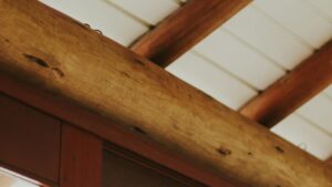 Une poutre fendue dans la longueur