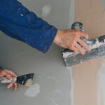 Appliquer un enduit sur une peinture existante