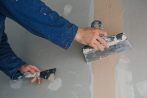 Appliquer un enduit sur une peinture existante