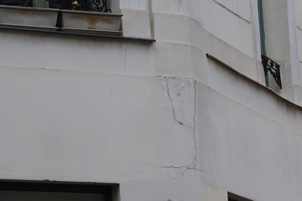 Fissure visible sur la façade d’un bâtiment